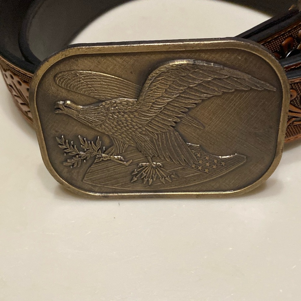 MENS WESTERN LEATHER BELT
WITH VINTAGE ETCHED BRASS AMERICAN EAGLE BUCKLE